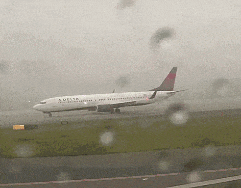 現(xiàn)在女大學生太開放, 這么隱私的東西露在外面, 男人看了都臉紅!