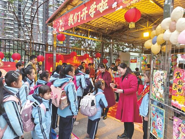 開學(xué)典禮創(chuàng)意十足 新學(xué)期元?dú)鉂M滿