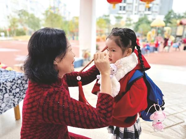 開學(xué)典禮創(chuàng)意十足 新學(xué)期元?dú)鉂M滿