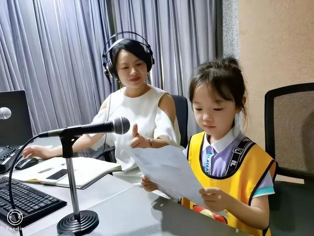 從央視“消失”的李七月，已走上主持人的另一條大道