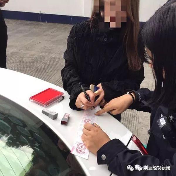 學(xué)人家“摔跤照”，網(wǎng)紅女主播在斑馬線前“炫富摔”結(jié)果……