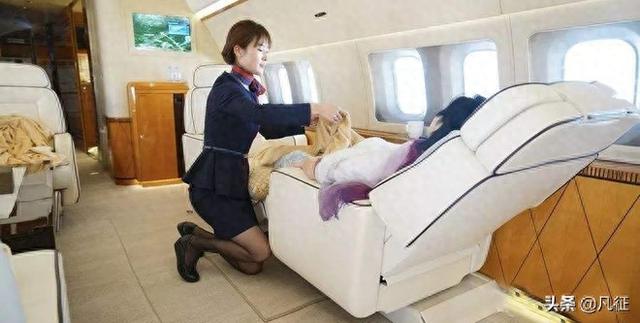在私人飛機(jī)上，一般空姐都要做什么？富豪說出了其中的秘密！