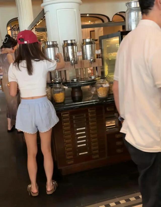 蔡依林露臍包臀泳衣秀長(zhǎng)腿 1米5身高 比例似1米7 舞蹈生體態(tài) 挺拔優(yōu)雅