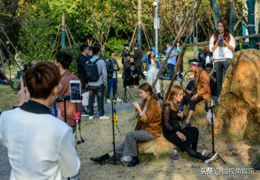 長(zhǎng)沙街頭現(xiàn)當(dāng)眾打屁股低俗直播，引發(fā)觀眾反感