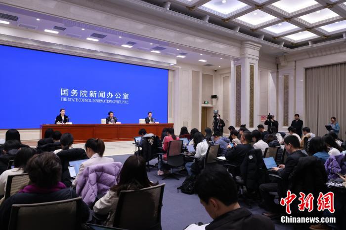 2月24日，中國(guó)國(guó)務(wù)院新聞辦公室在北京舉行新聞發(fā)布會(huì)，中央財(cái)辦分管日常工作的副主任、中央農(nóng)辦主任韓文秀，中央財(cái)辦副主任、中央農(nóng)辦副主任祝衛(wèi)東介紹進(jìn)一步深化農(nóng)村改革，扎實(shí)推進(jìn)鄉(xiāng)村全面振興有關(guān)情況，并答記者問(wèn)。 中新社記者 楊可佳 攝