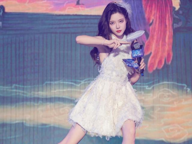 LPL女主持駱歆自曝工資：去年只賺了16萬，在上海連房租都不夠付