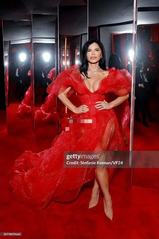 桑切斯：不愧是女主播出身，“彩虹屁”高手，哄得貝佐斯神魂顛倒