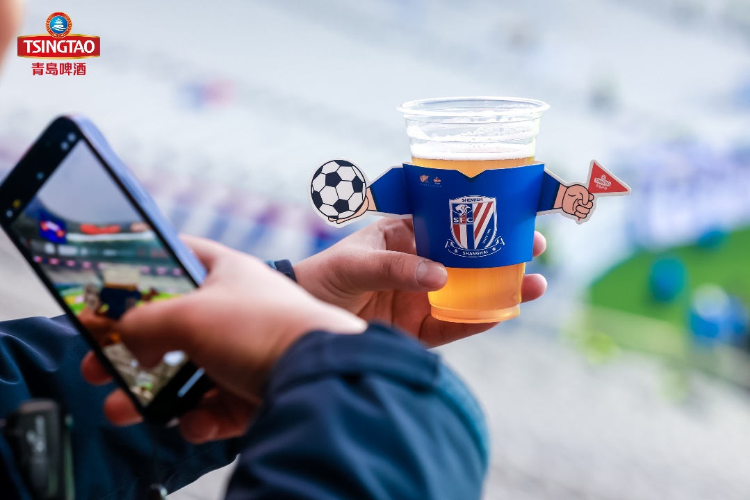 為熱愛 共上場 青島啤酒攜手中超為球迷“快樂續(xù)杯”