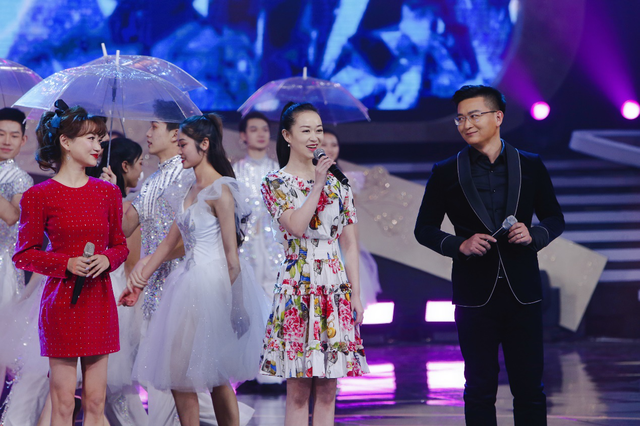 2020青島春晚袁慧婷、向東等演唱歌曲《有點(diǎn)甜》，畫面太甜蜜了