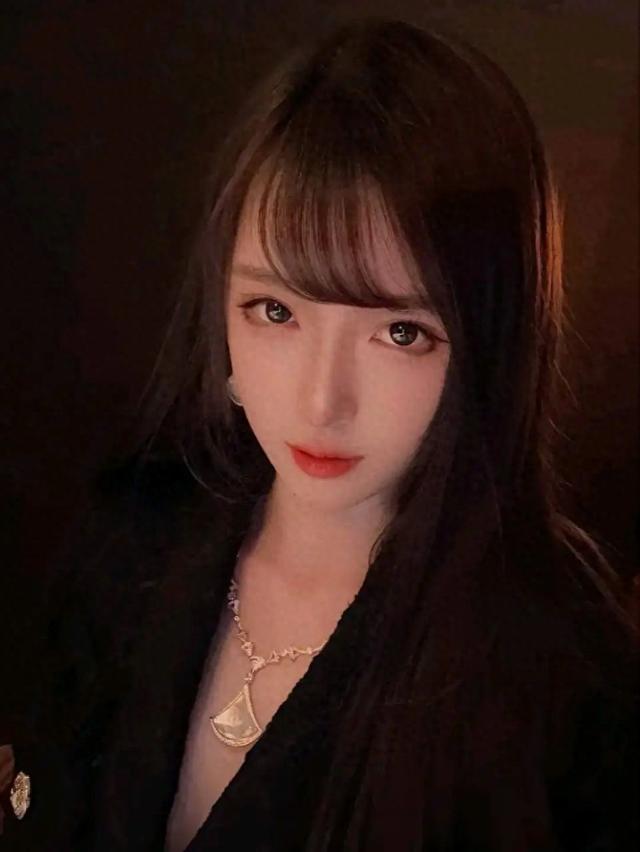 美女主播腐團(tuán)兒，黑絲美腿，盡顯身材，高冷御姐！