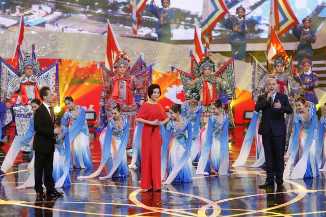 2020青島春晚袁慧婷、向東等演唱歌曲《有點(diǎn)甜》，畫面太甜蜜了