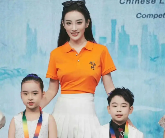 女主播直播“艷照”遭封殺！穿衣尺度惹爭議，頻道火速解約！