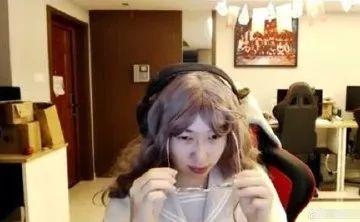 「喜聞樂見」WE戰(zhàn)隊(duì)新傳統(tǒng)？957女裝直播清純甜美