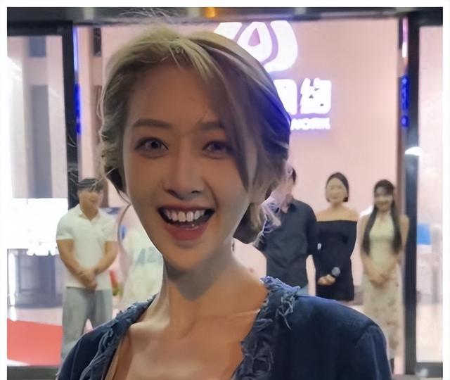 三只羊：性感美女主播卓仕琳，拌胸寫真身材勁爆，連看99次??！