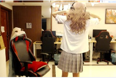 「喜聞樂見」WE戰(zhàn)隊(duì)新傳統(tǒng)？957女裝直播清純甜美