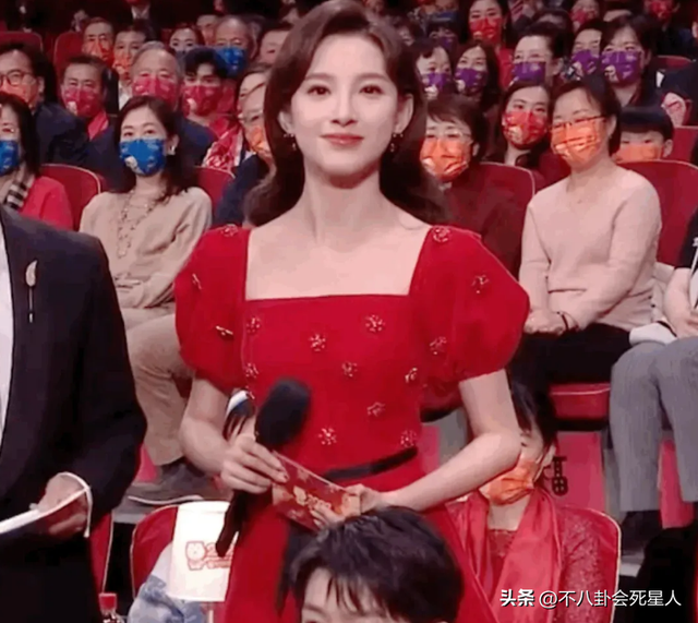 世界杯美女主持馬舒凡，身材好、顏值高，還被贊是董卿接班人