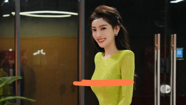 女主播直播“艷照”遭封殺！穿衣尺度惹爭議，頻道火速解約！