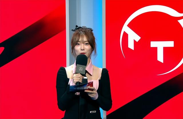 LPL三大美女主持亮相，小鈺神情低落，替Rookie擔心，張導獨寵她