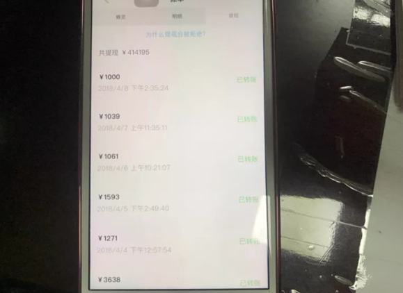 成人直播間：女大學(xué)生在宿舍當(dāng)色情主播