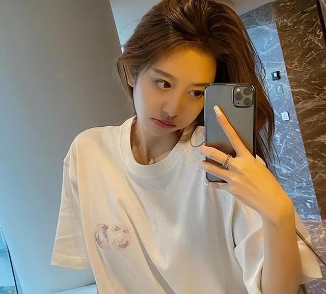 三只羊：性感美女主播卓仕琳，拌胸寫真身材勁爆，連看99次啊！