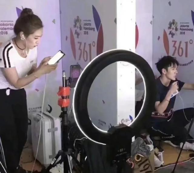 消失兩年薇婭年會(huì)上大跳熱舞 轉(zhuǎn)戰(zhàn)幕后竟比直播更賺