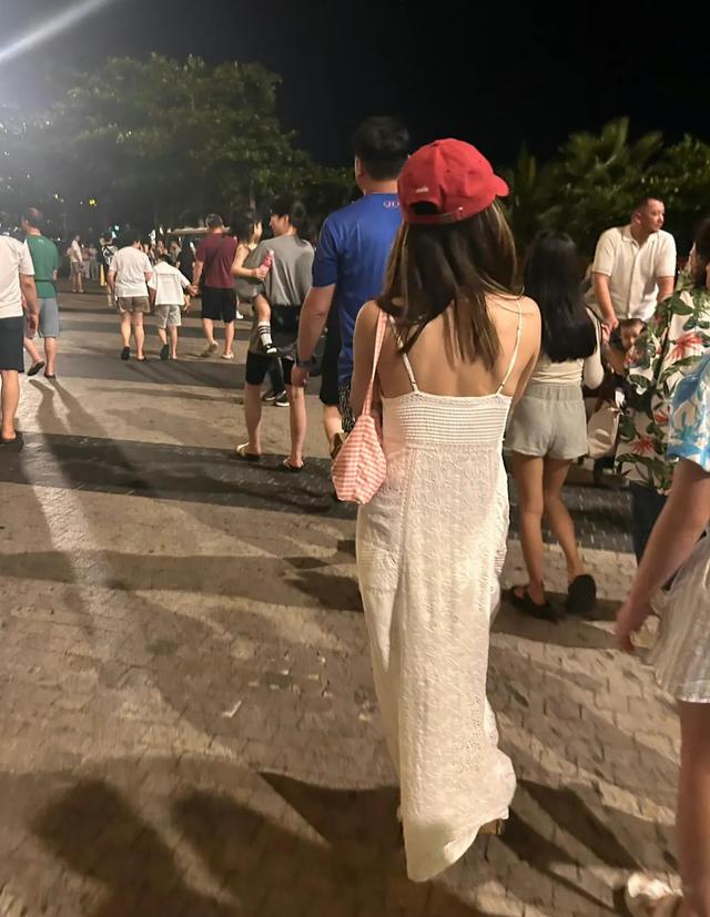 蔡依林露臍包臀泳衣秀長(zhǎng)腿 1米5身高 比例似1米7 舞蹈生體態(tài) 挺拔優(yōu)雅