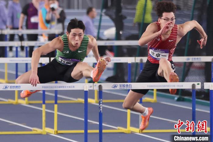 南京賽場(chǎng)上演“欄王”比拼 劉俊茜、吳艷妮分別奪得男、女60米欄冠軍