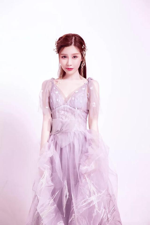 陌陌年度女主播冠軍獅大大寫真來(lái)襲，造型精致仙氣十足