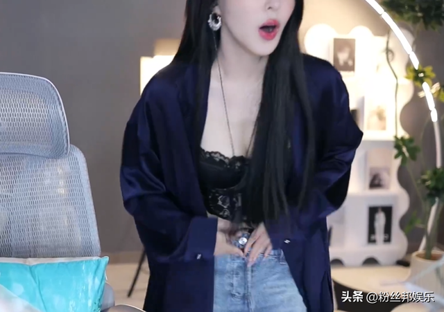 蘇恩復(fù)播展示“潮流”裙子，好身材小蠻腰盡顯，透露仍會留在斗魚