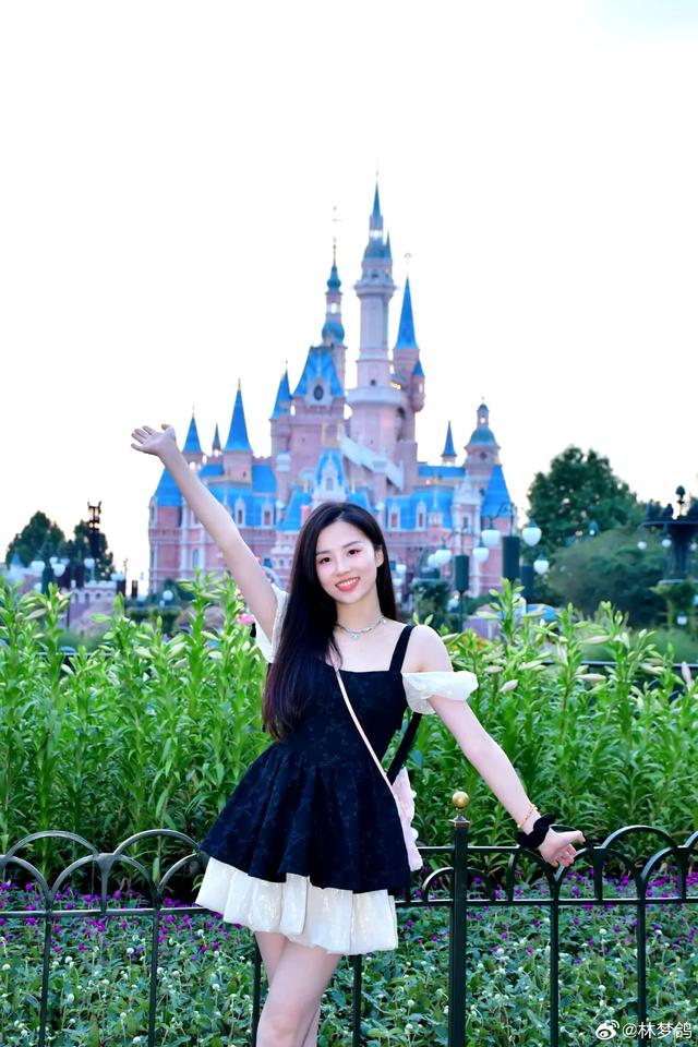 瓜子臉美女體育主播林夢(mèng)鴿寫(xiě)真分享！