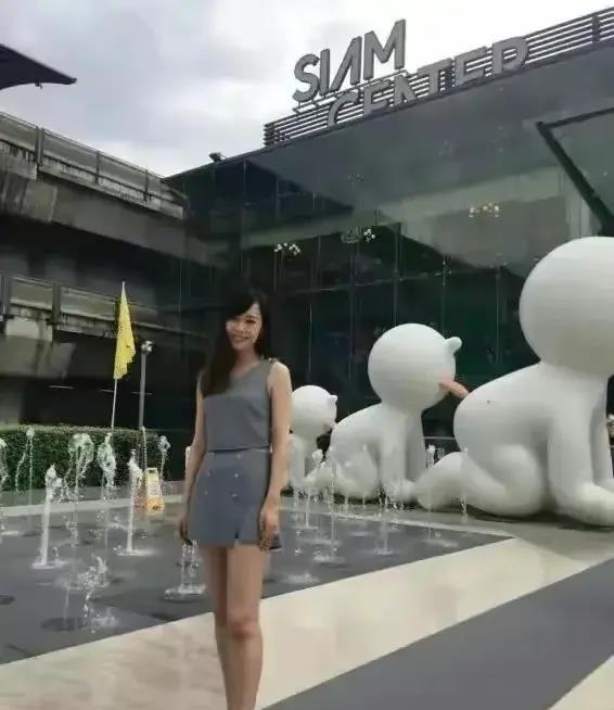 現(xiàn)在女大學生太開放, 這么隱私的東西露在外面, 男人看了都臉紅!