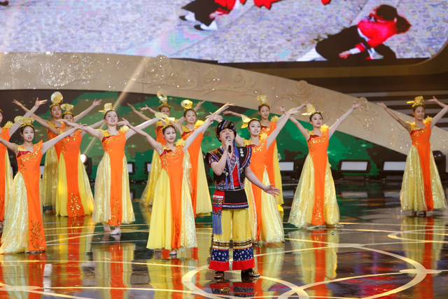 2020青島春晚袁慧婷、向東等演唱歌曲《有點(diǎn)甜》，畫面太甜蜜了