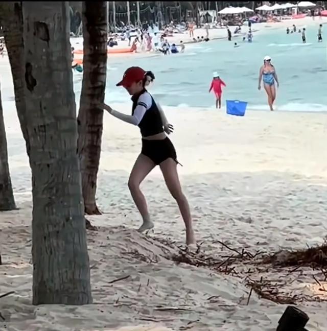 蔡依林露臍包臀泳衣秀長(zhǎng)腿 1米5身高 比例似1米7 舞蹈生體態(tài) 挺拔優(yōu)雅