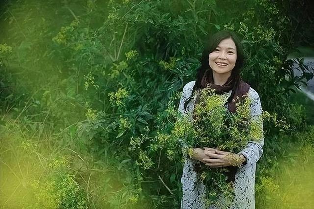 2008年，那個播報汶川地震時流淚的女主播寧遠，如今怎么樣了？