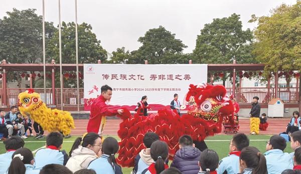 開學(xué)典禮創(chuàng)意十足 新學(xué)期元?dú)鉂M滿