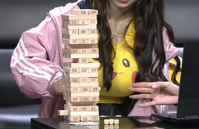 二臺女主播秀腿玩游戲成流量密碼，官方出手最為致命