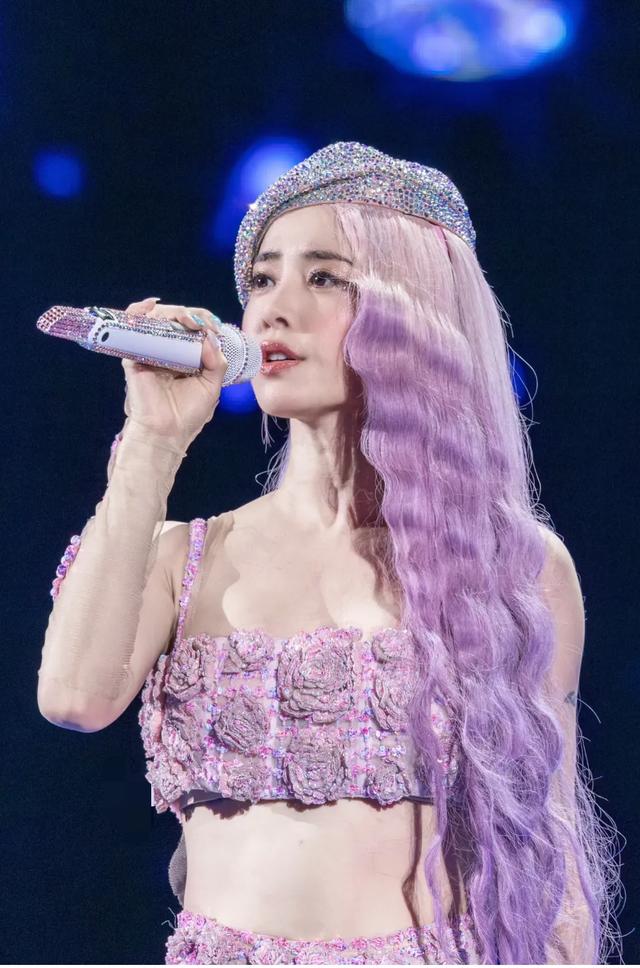 蔡依林露臍包臀泳衣秀長(zhǎng)腿 1米5身高 比例似1米7 舞蹈生體態(tài) 挺拔優(yōu)雅