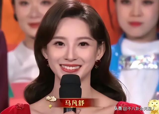世界杯美女主持馬舒凡，身材好、顏值高，還被贊是董卿接班人