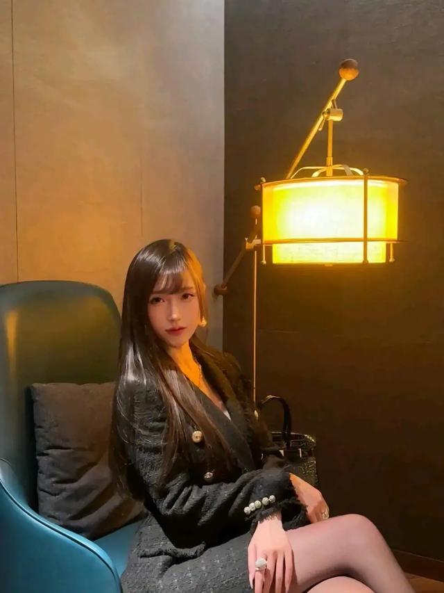 美女主播腐團(tuán)兒，黑絲美腿，盡顯身材，高冷御姐！