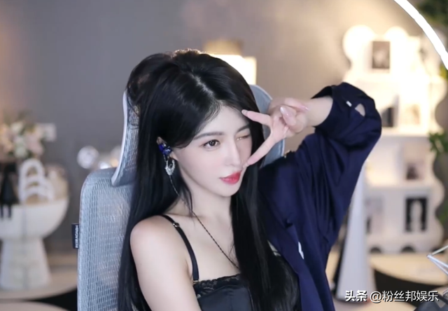 蘇恩復(fù)播展示“潮流”裙子，好身材小蠻腰盡顯，透露仍會留在斗魚