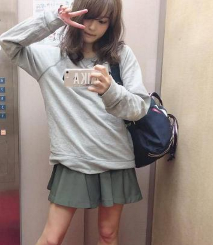 21歲女大學(xué)生兼職氣象主播，身份曝光成國民女神