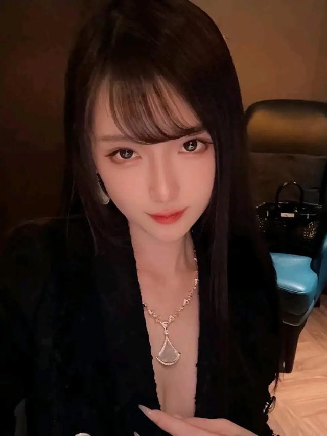 美女主播腐團(tuán)兒，黑絲美腿，盡顯身材，高冷御姐！