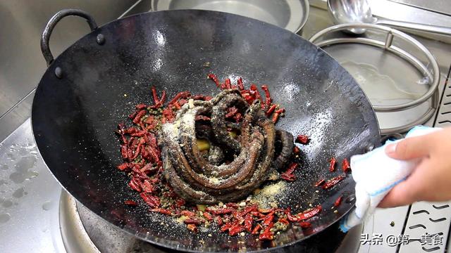 廚師長教你干煸盤龍鱔的正宗做法，色香味俱全，地道豫菜值得收藏