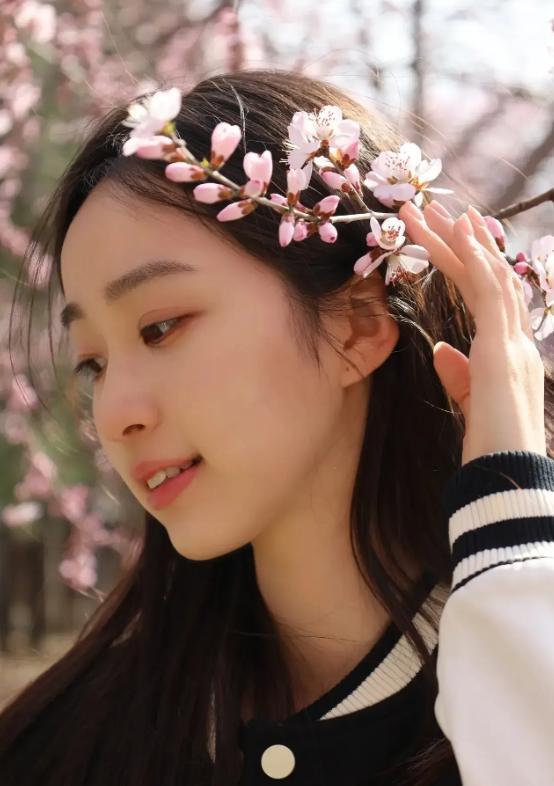 央視新晉美女主持人，嬌小玲瓏，清純可愛，美若天仙