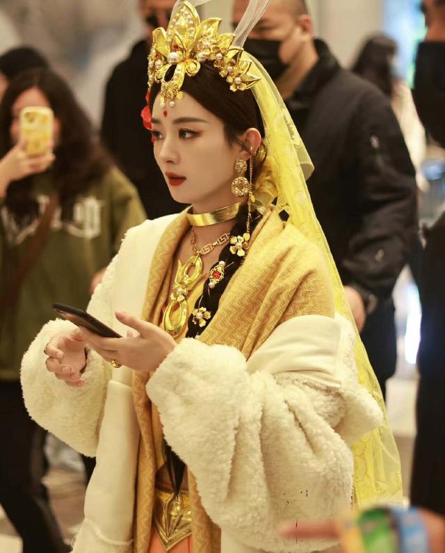 王者解說琪琪COS公孫離，比基尼、大長腿超絕！和趙麗穎氣質(zhì)不同