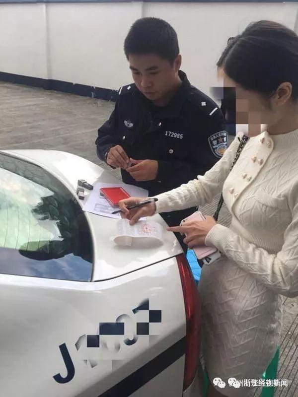 學(xué)人家“摔跤照”，網(wǎng)紅女主播在斑馬線前“炫富摔”結(jié)果……