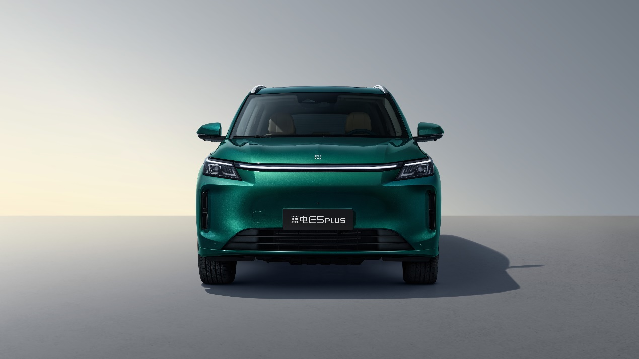藍電E5 PLUS上新，一口價9.98萬，10萬內(nèi)唯一165km長續(xù)航插混SUV