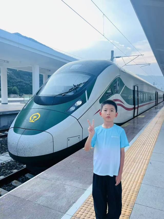 8歲少年暑假出行方式“曝光”，有點意思