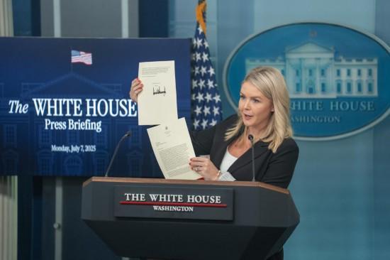 7月7日，在美國(guó)首都華盛頓白宮，白宮新聞發(fā)言人卡羅琳·萊維特在記者會(huì)上展示美國(guó)總統(tǒng)特朗普致韓國(guó)總統(tǒng)的信函，內(nèi)容是通知其從8月1日起對(duì)所有韓國(guó)輸美商品征收25%關(guān)稅。新華社記者胡友松攝