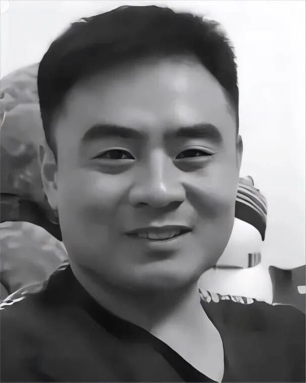 今天，致敬人民英雄！